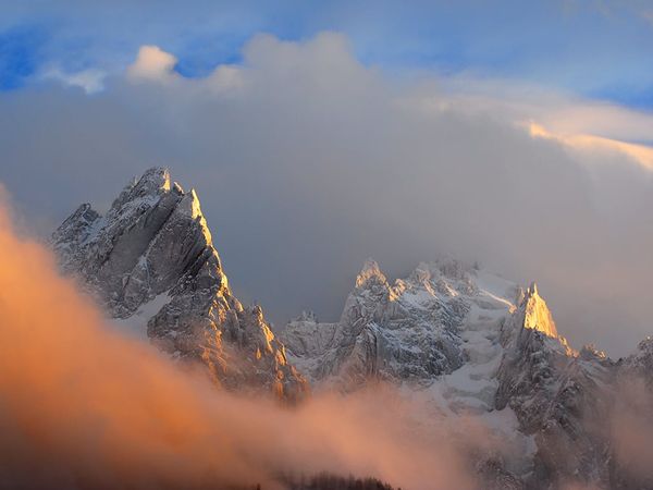 Moutains with a scarf of clouds